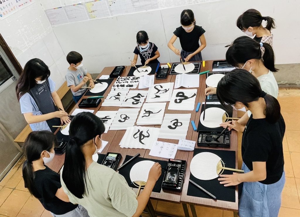 【こども教室  香露書院】うちわ「心」揮毫会